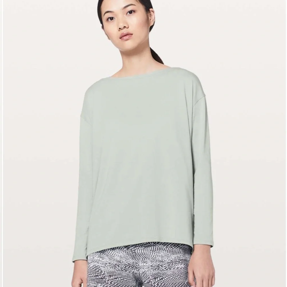 Lululemon Back In Action Long Sleeve in
Jade Grey - Picture 1 of 7